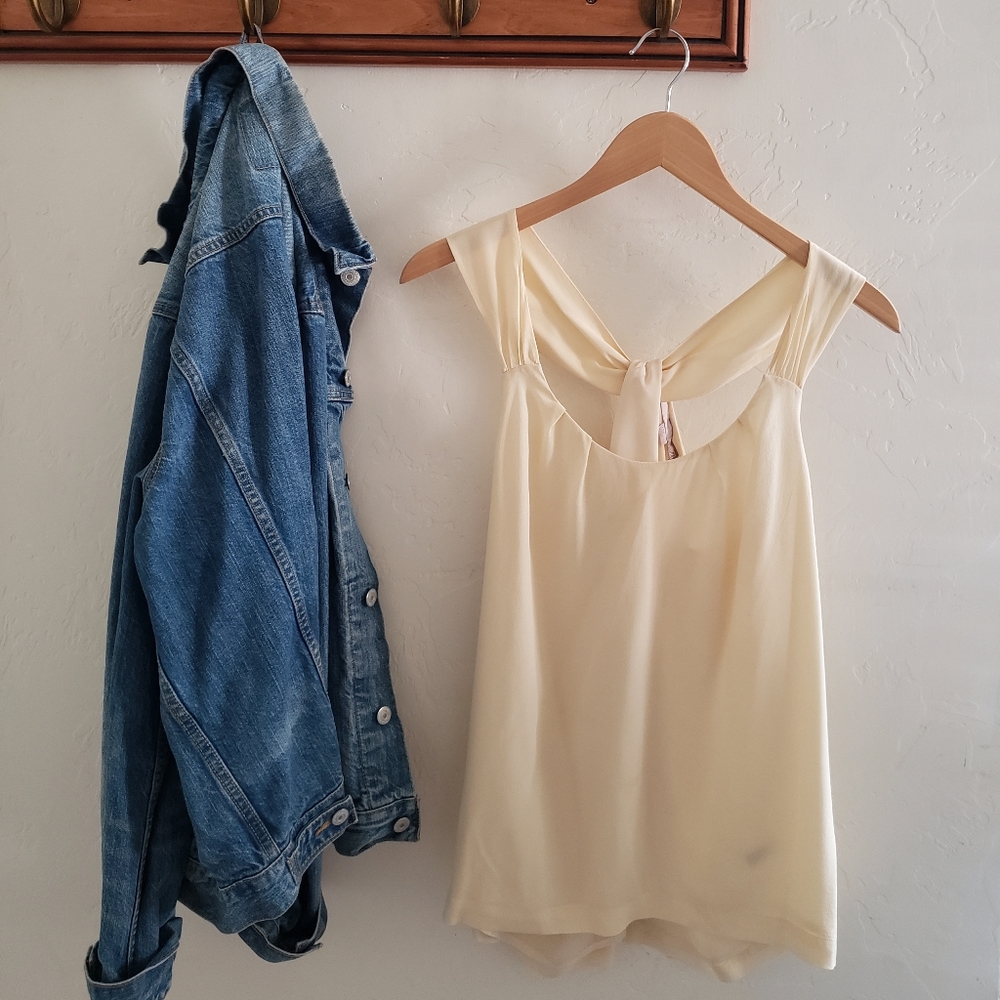 Pale light yellow top